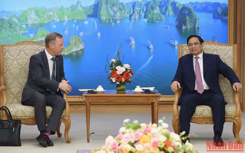 Thủ tướng Phạm Minh Chính tiếp Đại sứ Liên hiệp Vương quốc Anh và Bắc Ireland tại Việt Nam Gareth Ward. (Ảnh: TRẦN HẢI)