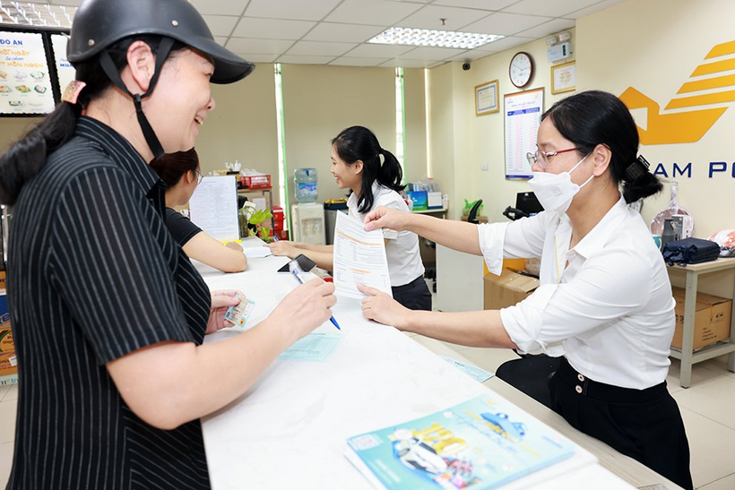 Giao dịch viên của Vietnam Post tư vấn cho khách hàng về thông tin chương trình Khuyến mại nhân Kỷ niệm 15 năm Thành lập LienVietPostBank. (Ảnh: Vietnam Post)