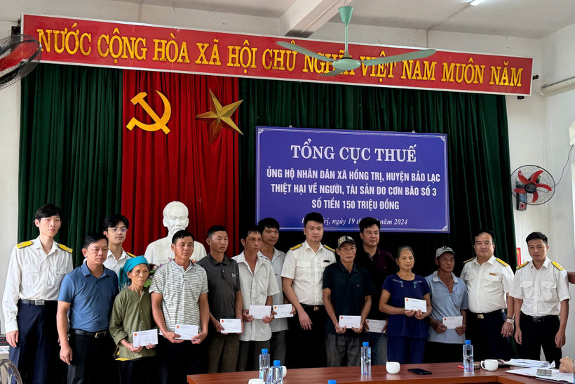 Trưởng Đoàn công tác số 5 Lê Chí Công trao ủng hộ cho bà con vùng bão lũ tại xã Hồng Trị, huyện Bảo Lạc, tỉnh Cao Bằng