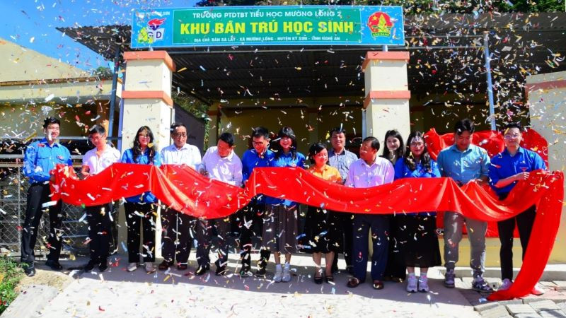 Đồng chí Nguyễn Quang Long – Bí thư Đoàn thanh niên Ủy ban Chứng khoán Nhà nước cùng đại diện chính quyền địa phương và các đơn vị tài trợ cắt băng khánh thành Khu nhà ở bán trú Trường phổ thông dân tộc bán trú Tiểu học Mường Lống 2