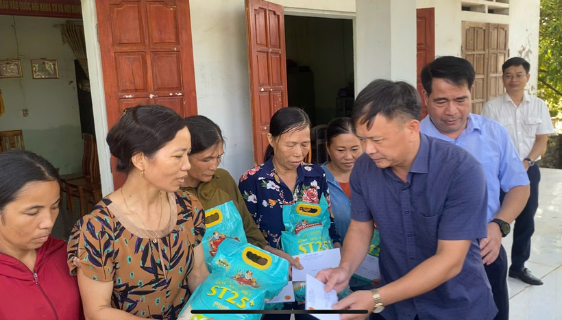 Phó Chủ tịch Công đoàn Tổng cục Thuế Trần Xuân Tú và Cục trưởng Cục Thuế tỉnh Phú Thọ Nguyễn Huy Hồng trao ủng hộ cho bà con vùng bão lũ trên địa bàn tỉnh Phú Thọ