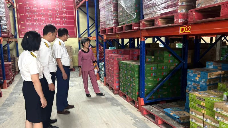 Công chức thuế đến khảo sát thực tế tổn thất tại Công ty TNHH Khánh Vinh chuyên kinh doanh các loại sữa uống. Theo doanh nghiệp cho biết, nước dâng cao khiến 50 tấn hàng hóa bị hỏng hoàn toàn