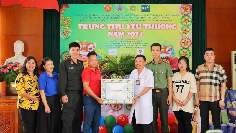 Đoàn thanh niên Ủy ban Chứng khoán Nhà nước cùng các đơn vị đồng hành tặng quà trung thu cho các cháu thiếu nhi tại Trung tâm Phục hồi chức năng Làng Hòa Bình