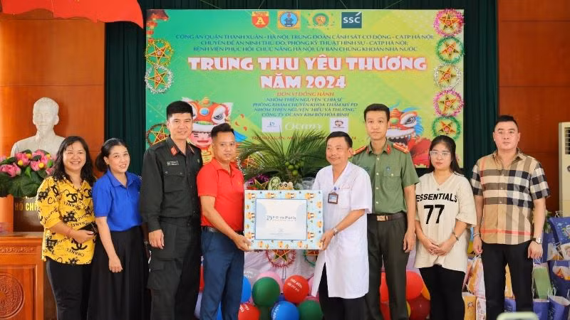 Đoàn thanh niên Ủy ban Chứng khoán Nhà nước cùng các đơn vị đồng hành tặng quà trung thu cho các cháu thiếu nhi tại Trung tâm Phục hồi chức năng Làng Hòa Bình