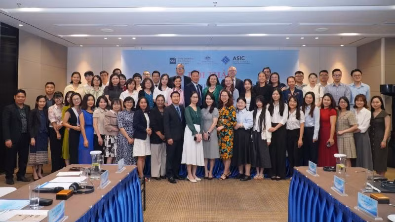 Các đại biểu chụp ảnh lưu niệm