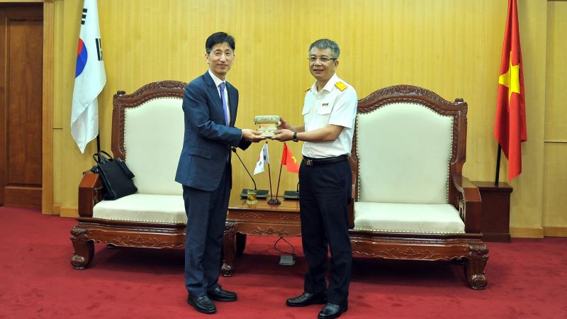 Tổng cục trưởng Mai Xuân Thành và ông Kang Sung Pal - Phó Tổng cục trưởng Cơ quan thuế Quốc gia Hàn Quốc