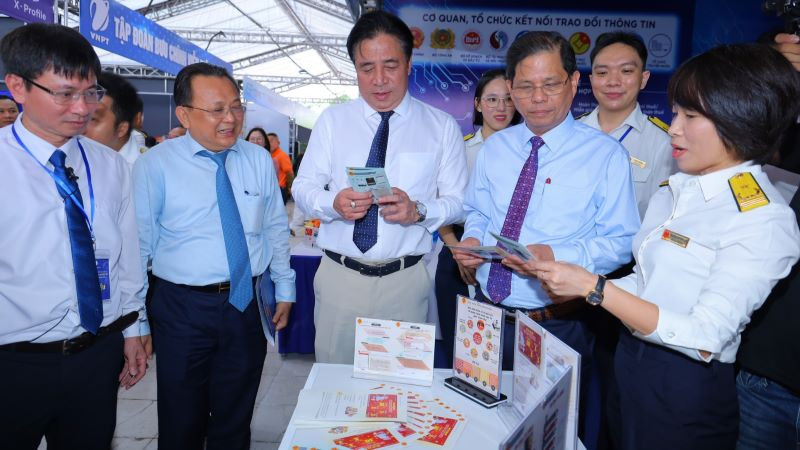 Các đồng chí Lãnh đạo Tỉnh ủy, Uỷ ban nhân dân tỉnh Khánh Hoà tham quan Gian hàng của Cục Thuế