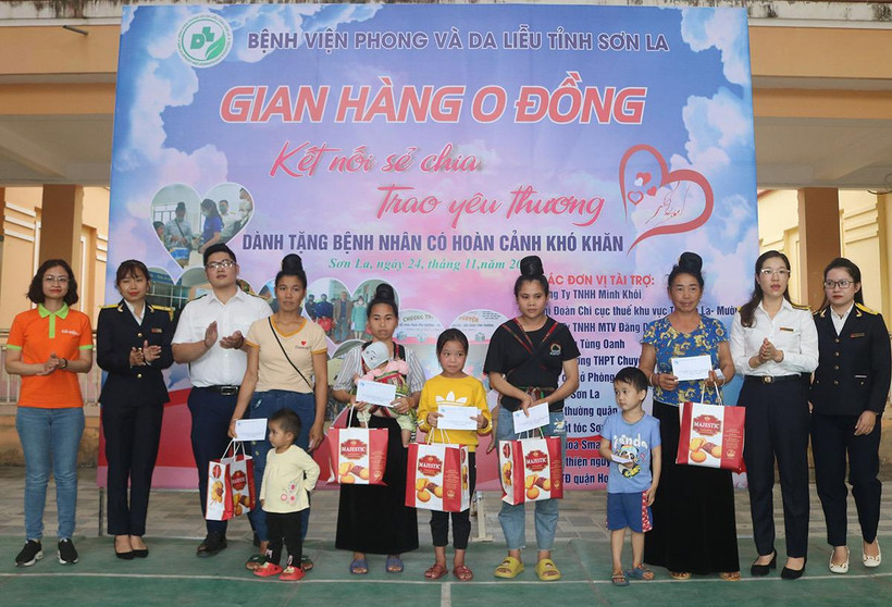 Trao tặng các phần quà cho bệnh nhi có hoàn cảnh khó khăn.