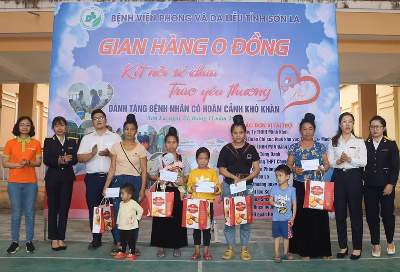 Trao tặng các phần quà cho bệnh nhi có hoàn cảnh khó khăn.