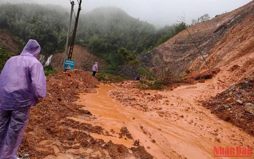 Sạt lở gây ách tắc tuyến đường 218 vào xã Phan Thanh, huyện Nguyên Bình, tỉnh Cao Bằng.