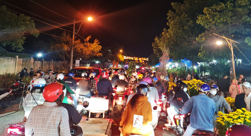 Kẹt xe cục bộ tại chợ hoa Xuân Quý Mão 2023 thành phố Kon Tum