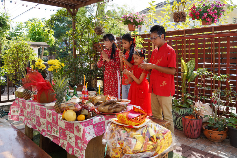 Gia đình chị Vinh cùng chắp tay trước mâm cỗ, cầu cho một năm mới an khang, thịnh vượng.
