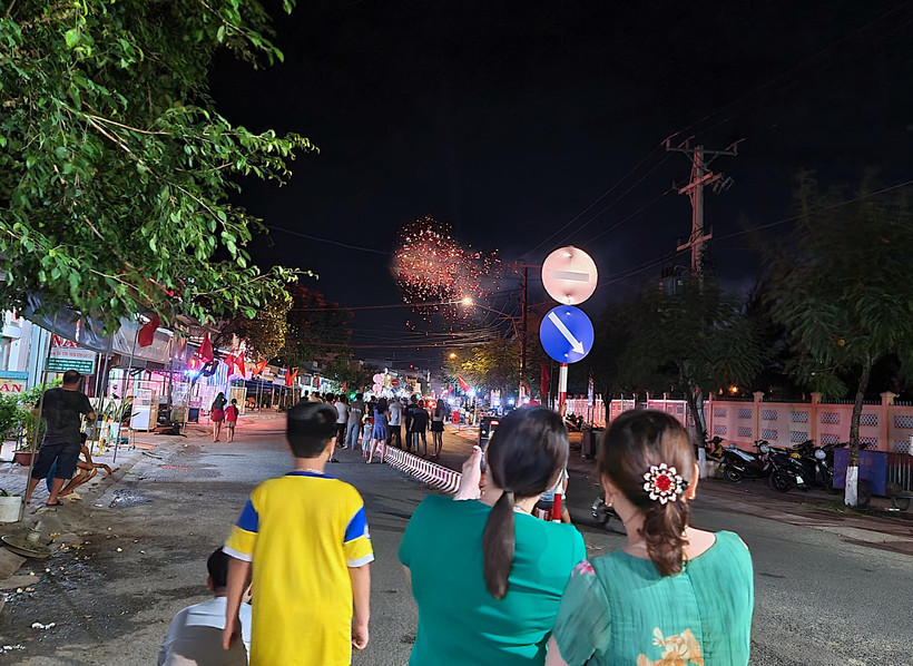 Người dân đổ dồn ra thị trấn Đầm Dơi, huyện Đầm Dơi, tỉnh Cà Mau xem pháo hoa mừng năm mới.