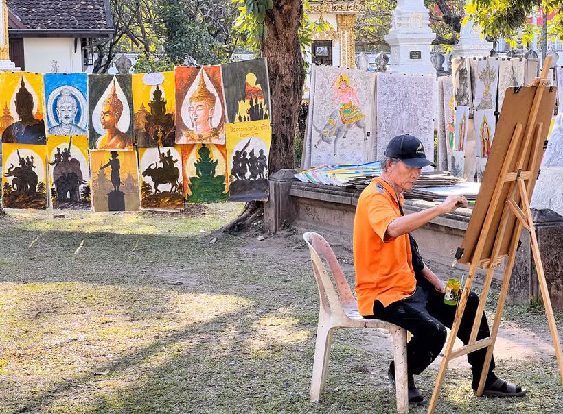Những bức tranh được họa sĩ bày bán tại một địa điểm du lịch ở thủ đô Vientiane, Lào. (ẢNH: TRỊNH DŨNG)