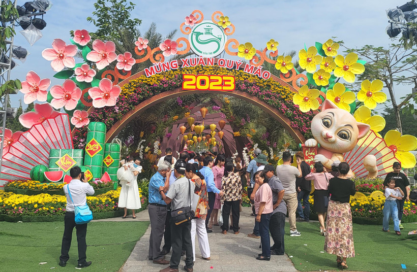 Rất đông du khách tham quan đường hoa Tết Quý Mão Cần Thơ 2023.