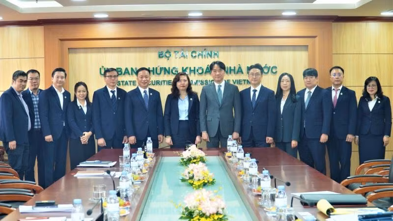 Các đại diện của UBCKNN và FSC chụp ảnh lưu niệm