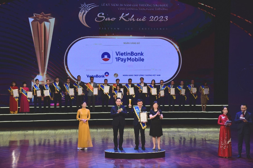Đại diện VietinBank nhận Giải thưởng Sao Khuê 2023 cho ứng dụng ngân hàng số VietinBank iPay Mobile. Ảnh: VietinBank