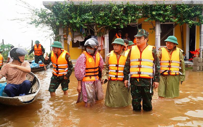 Các đồng chí lãnh đạo tỉnh và các ban, ngành vượt lũ đến thăm hỏi, động viên người dân vùng ngập nặng tại xã Quảng Phước (Quảng Điền).