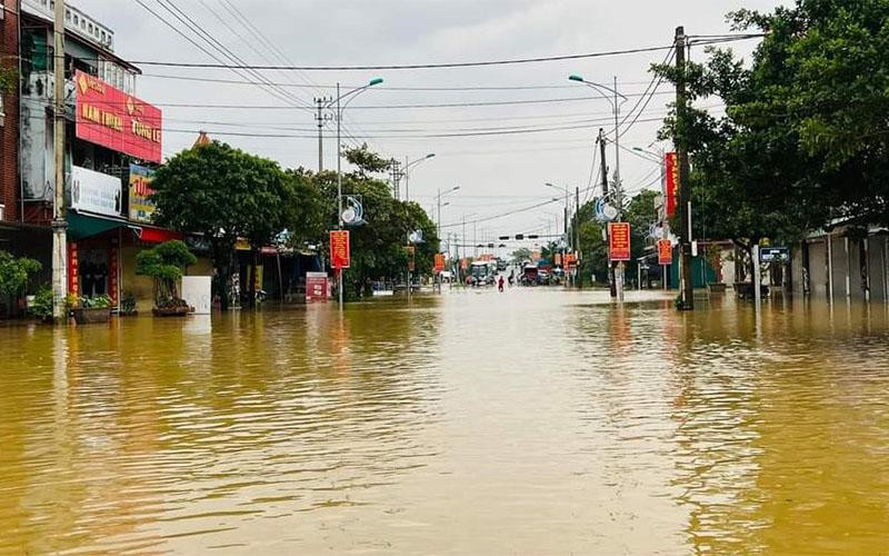 Trung tâm huyện Lệ Thủy ngập khá sâu, phương tiện đường bộ không di chuyển được