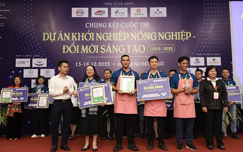 Ban tổ chức trao thưởng cho các dự án đạt giải cao
