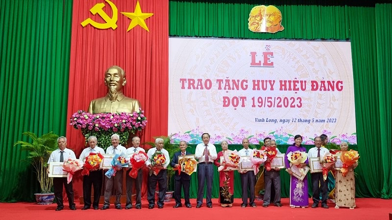 Trao Huy hiệu đảng cho các đồng chí cao niên tuổi đảng. 
