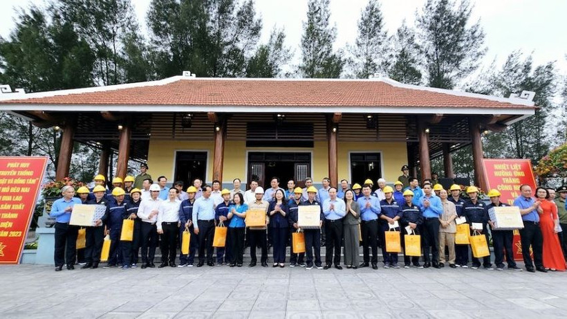 Phó Chủ tịch nước Võ Thị Ánh Xuân tặng quà cho công nhân, người lao động ngành than.