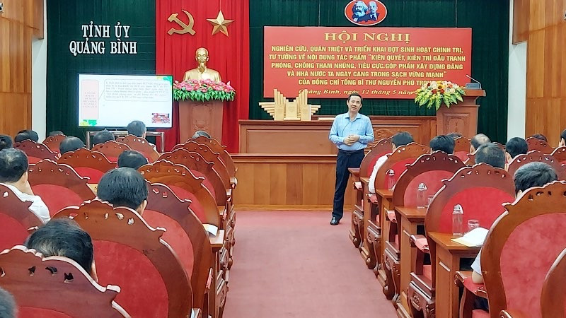 Đồng chí Nguyễn Thái Học, Phó Trưởng Ban Nội chính Trung ương giới thiệu những nội dung mới, quan trọng của cuốn sách