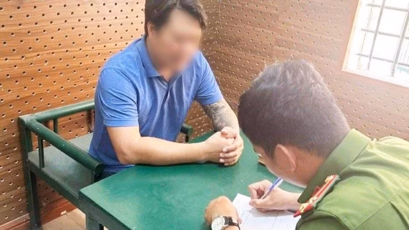 Công an lấy lời khai đối tượng Nguyễn Đức Quý.