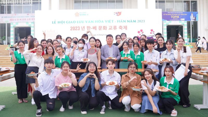 Sinh viên Đà Nẵng tham gia trải nghiệm tại Lễ hội giao lưu văn hóa Việt-Hàn. (Ảnh: ANH ĐÀO)