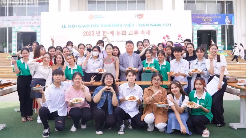 Sinh viên Đà Nẵng tham gia trải nghiệm tại Lễ hội giao lưu văn hóa Việt-Hàn. (Ảnh: ANH ĐÀO)