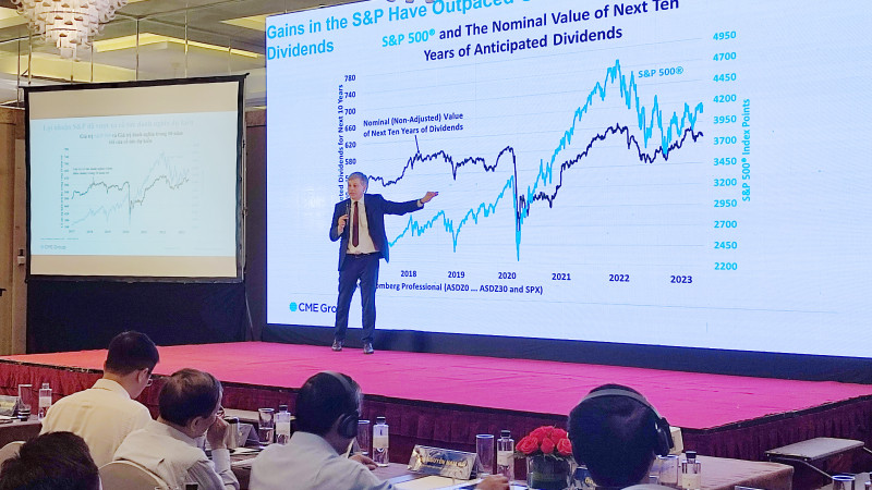 Giám đốc điều hành CME Group Erik Norland trình bày tham luận tại hội thảo