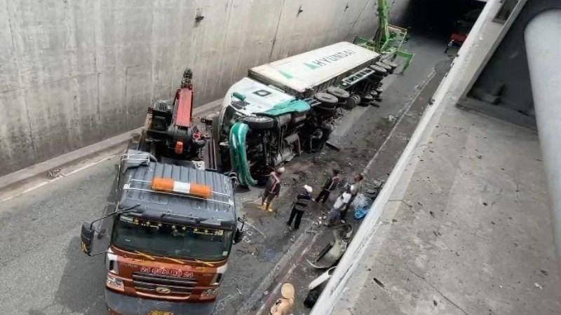 Hiện trường xe container lật dưới hầm chui ngã 4 Vũng Tàu.