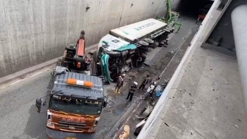 Hiện trường xe container lật dưới hầm chui ngã 4 Vũng Tàu.