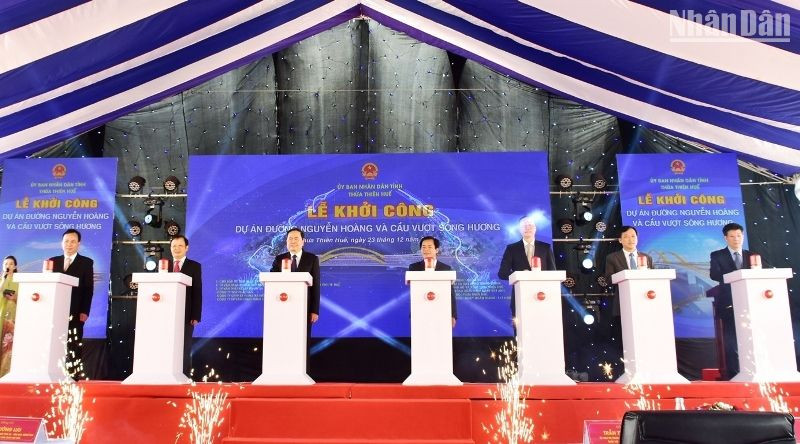 Phó Chủ tịch Thường trực Quốc hội Trần Thanh Mẫn cùng các đại biểu ấn nút khởi công dự án đường Nguyễn Hoàng và cầu vượt qua sông Hương. 