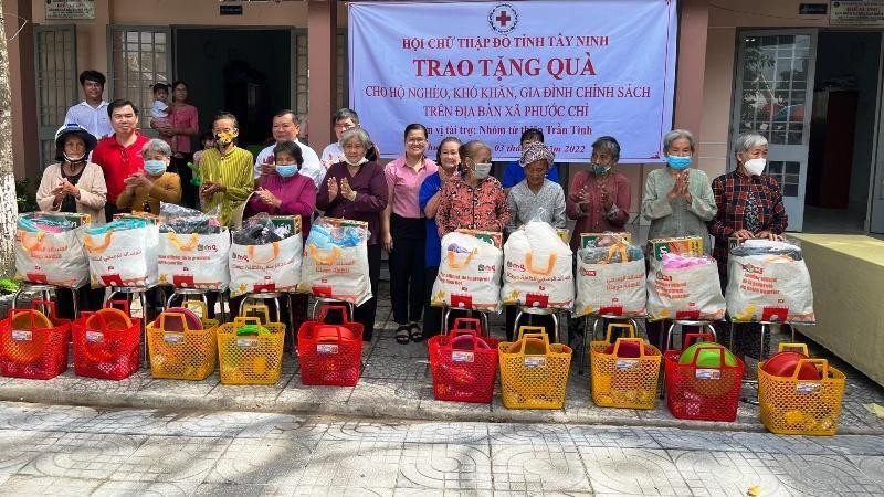 Tặng quà bà con nghèo xã Phước Chỉ.