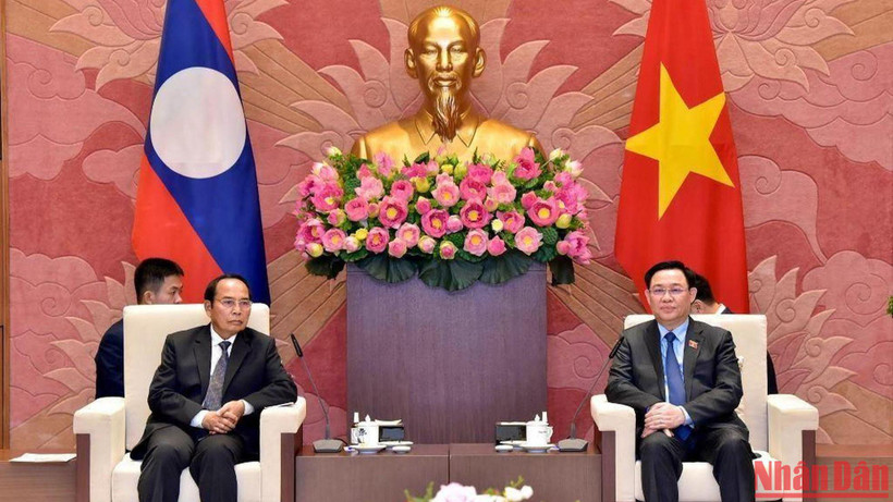 Chủ tịch Quốc hội Vương Đình Huệ và Thường trực Ban Bí thư, Phó Chủ tịch nước CHDCND Lào Bounthong Chitmany tại buổi tiếp. (Ảnh: DUY LINH)