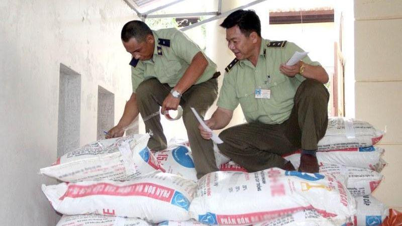 Lực lượng chức năng xử lý phân bón giả nhãn mác.