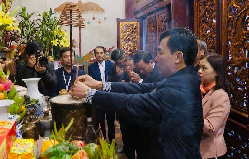 Các đại biểu dâng hương tưởng niệm các Vua Hùng. 