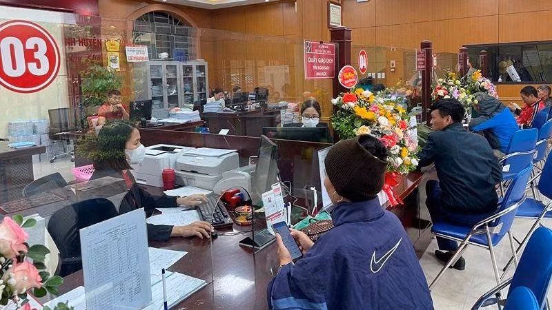 Giao dịch khách hàng tại Agribank chi nhánh huyện Ứng Hòa.