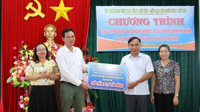 Câu lạc bộ nghĩa tình Phú Yên tổ chức trao 3.000 suất quà (trị giá gần 2 tỷ đồng) cho hộ nghèo, hộ có hoàn cảnh khó khăn tại 3 huyện miền núi Phú Yên.