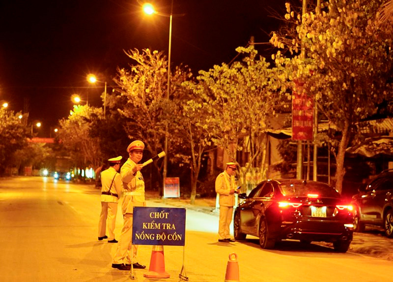 Lực lượng Cảnh sát giao thông Công an tỉnh Điện Biên kiểm tra nồng độ cồn của người điều khiển phương tiện tham gia giao thông. 