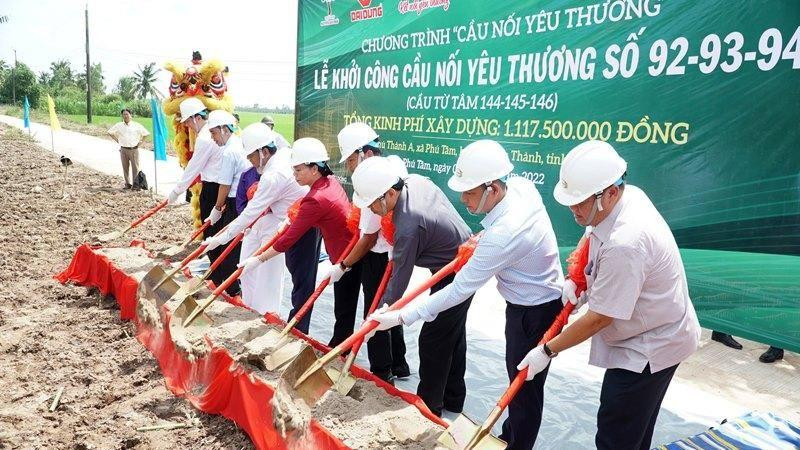 Lãnh đạo tỉnh Sóc Trăng và các nhà tài trợ thực hiện nghi thức khởi công cụm cầu nông thôn.