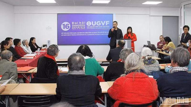 Chủ tịch UGVF Vương Hữu Nhân nhấn mạnh tầm quan trọng của nhiệm vụ gìn giữ, phát huy truyền thống đoàn kết và yêu nước của cộng đồng người Việt tại Pháp. (Ảnh: Khải Hoàn) 