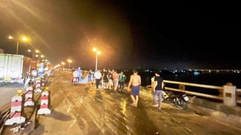 Khu vực xe đầu kéo húc đổ lan can cầu Thanh Trì và lao xuống sông. (Ảnh: Internet)