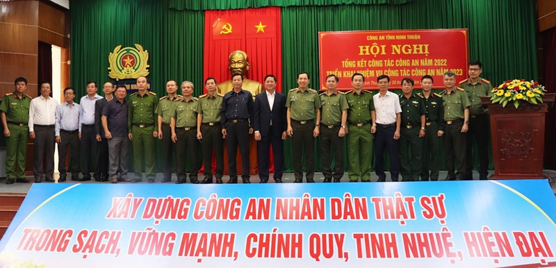 Các đồng chí lãnh đạo tỉnh Ninh Thuận; nguyên lãnh đạo Công an tỉnh Ninh Thuận qua các thời kỳ; đại biểu các sở, ban, ngành tỉnh Ninh Thuận chụp ảnh lưu niệm với Thứ trưởng Công an Lê Văn Tuyến và lãnh đạo Công an tỉnh tại hội nghị.