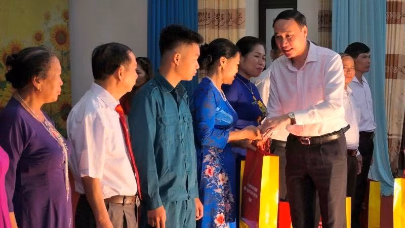 Đồng chí Phùng Khánh Tài tặng quà cho 10 cá nhân tiêu biểu trong phong trào bảo vệ an ninh Tổ quốc phường Ngọc Hà. 