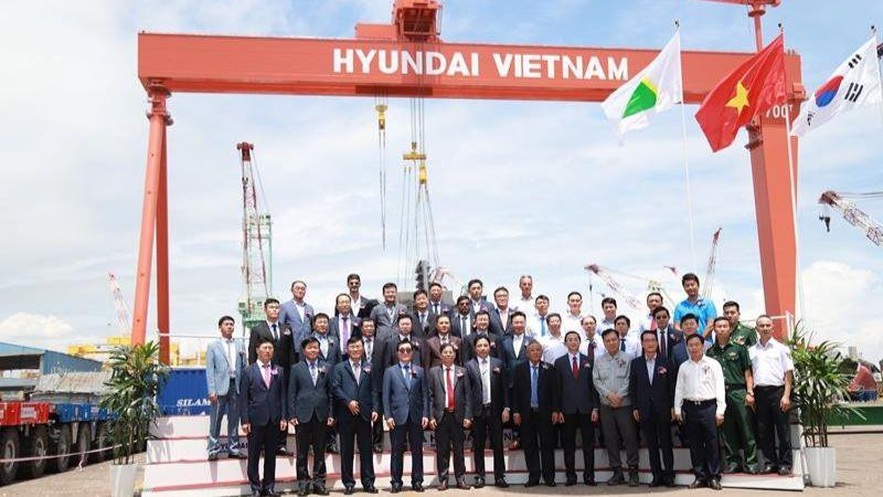 Cẩu trục Goliath 700 tấn đi vào hoạt động.