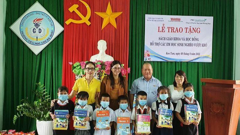 Trao sách giáo khoa cho học sinh Trường Tiểu học Cao Bá Quát. 