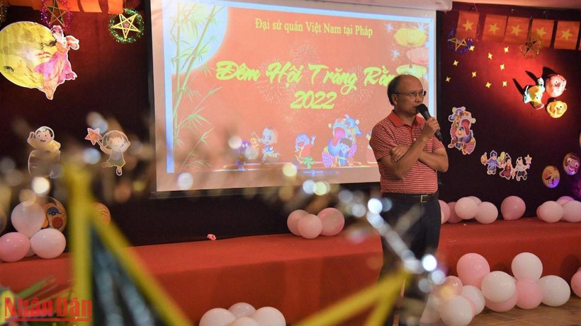 Đại sứ Việt Nam tại Pháp Đinh Toàn Thắng gửi lời chúc tốt đẹp tới các cháu thiếu nhi nhân dịp Tết Trung thu cổ truyền. (Ảnh: MINH DUY)