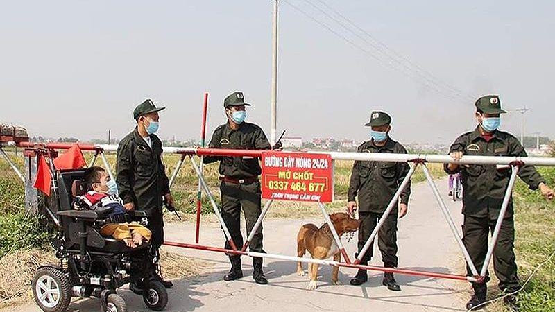 Anh Thân Ngọc Mạnh cùng các thành viên “Tiếng kẻng an ninh thôn Đức Liễn” tuần tra, bảo vệ an ninh trật tự trên địa bàn thôn.